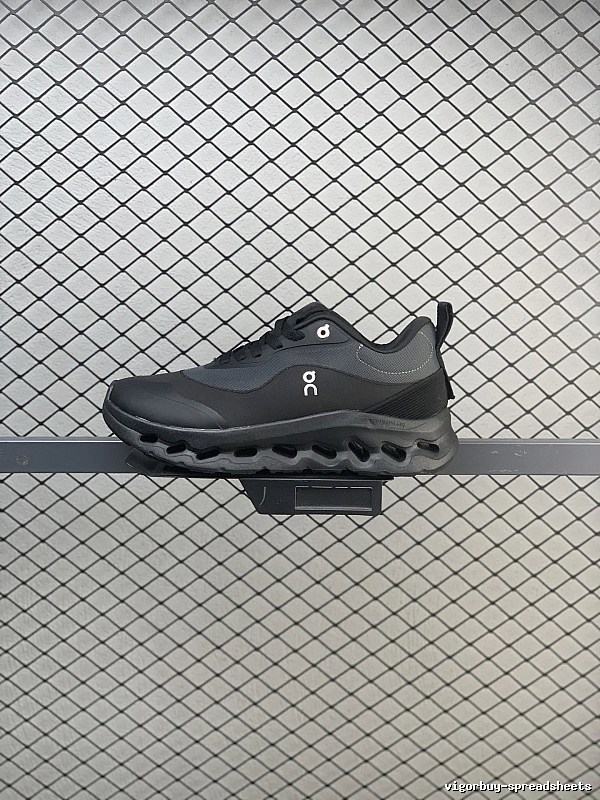 On Cloud Runners, Black and Technical Side Panels
